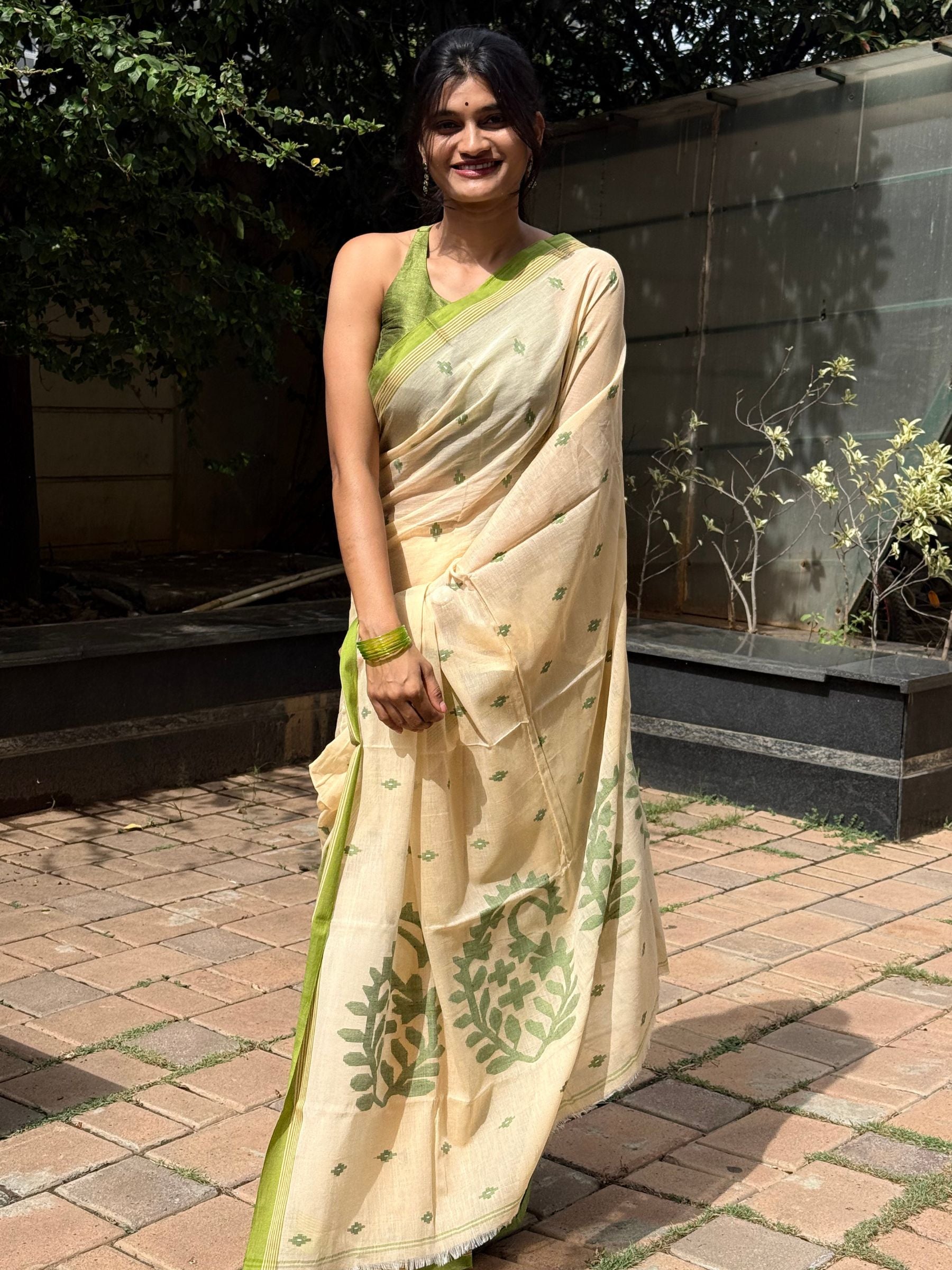 Handloom Needle Jamdani cotton saree in off-white and green