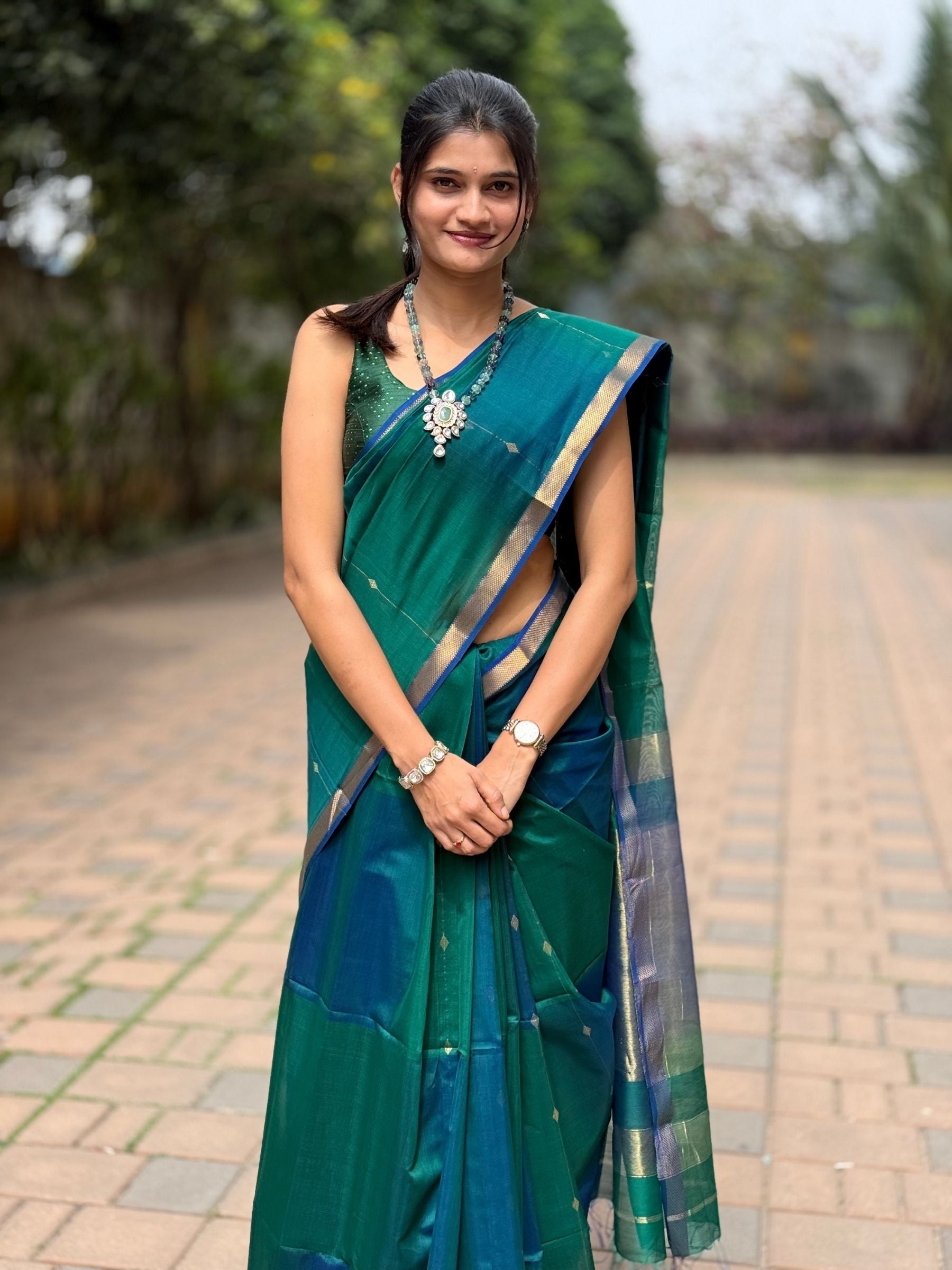 Handloom Maheshwari silk cotton saree in dual shade green with zari buttas