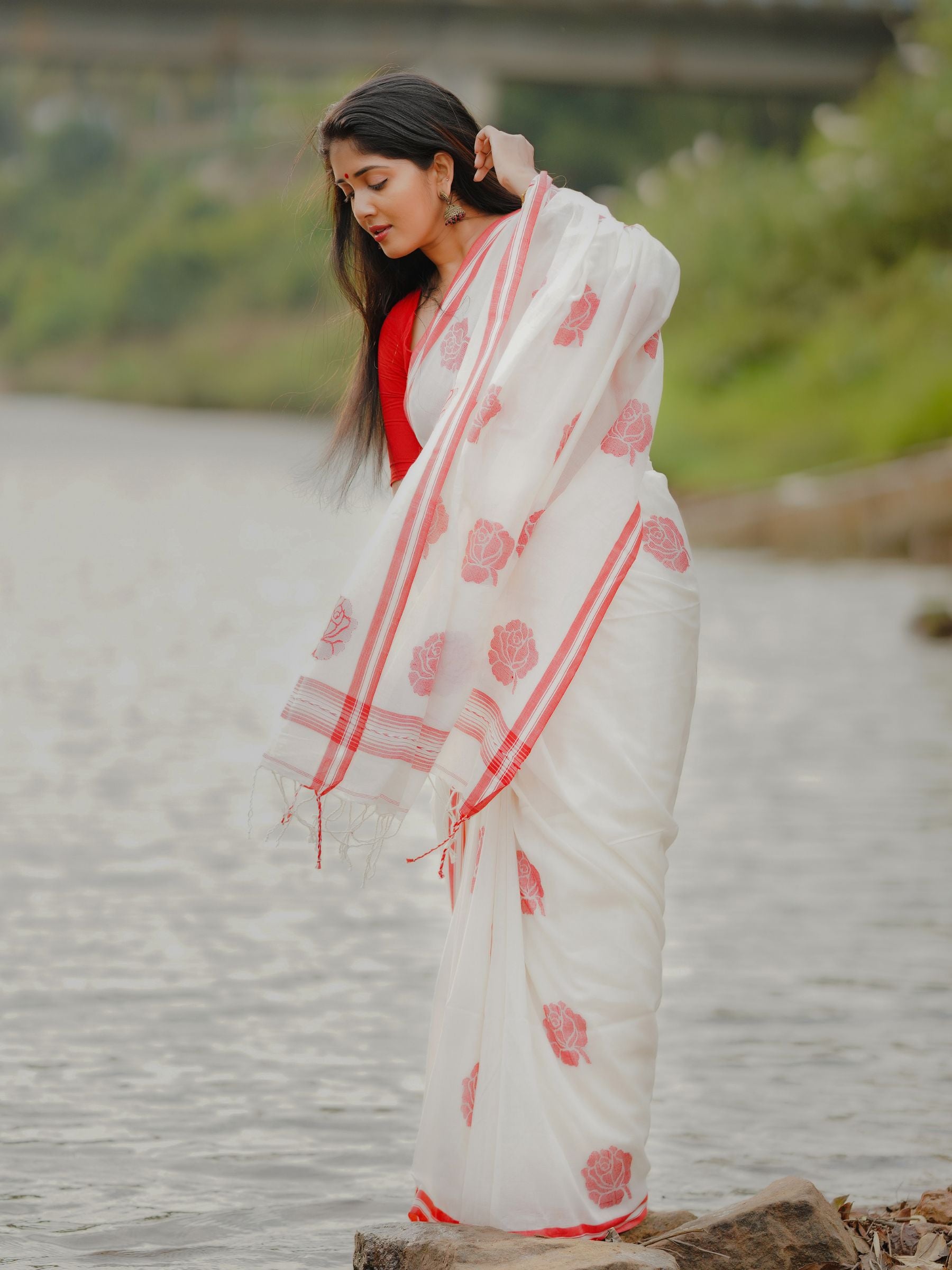 Handloom Cotton Jamdani Rose Motif Saree in White
