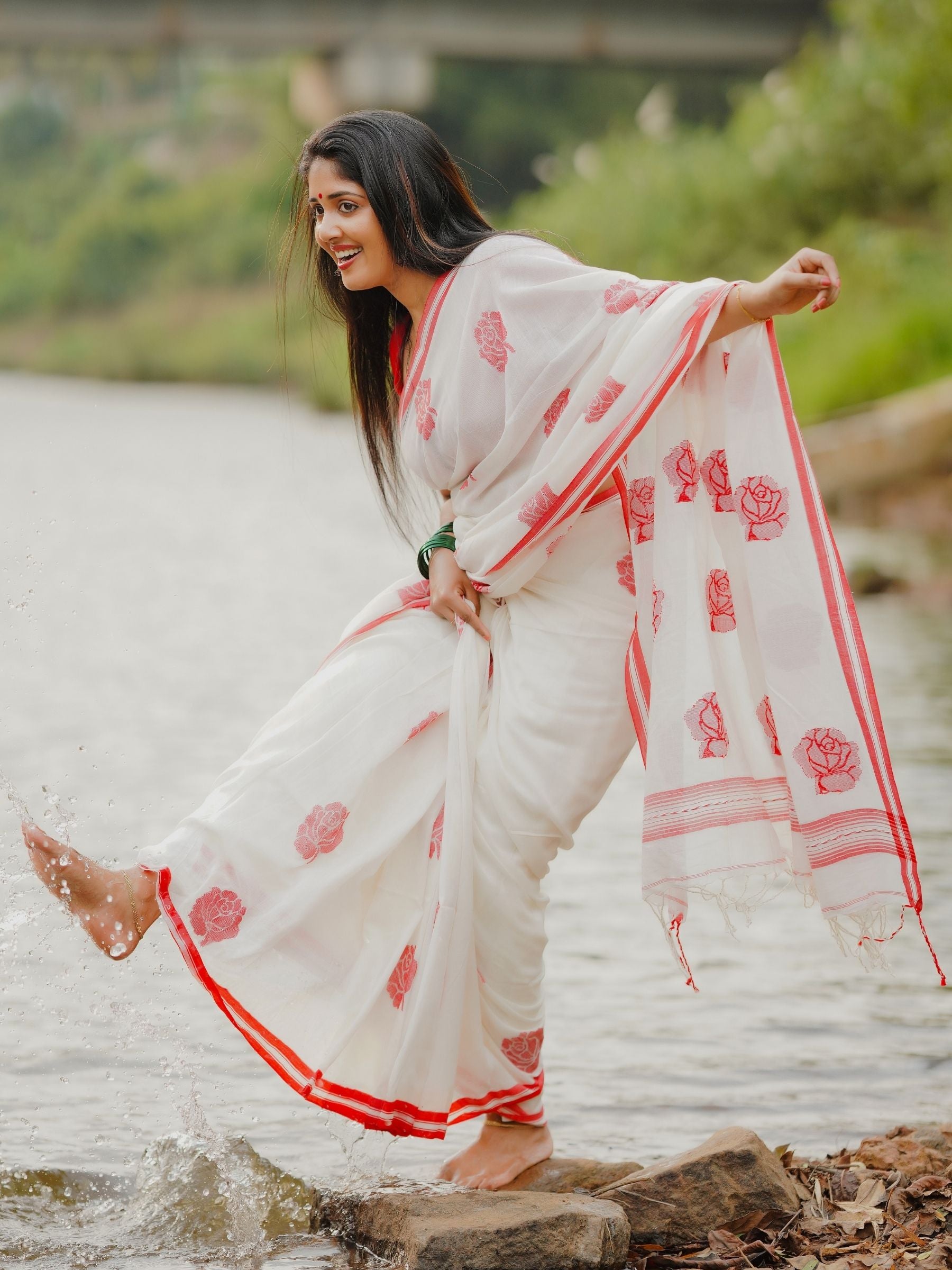 Handloom Cotton Jamdani Rose Motif Saree in White