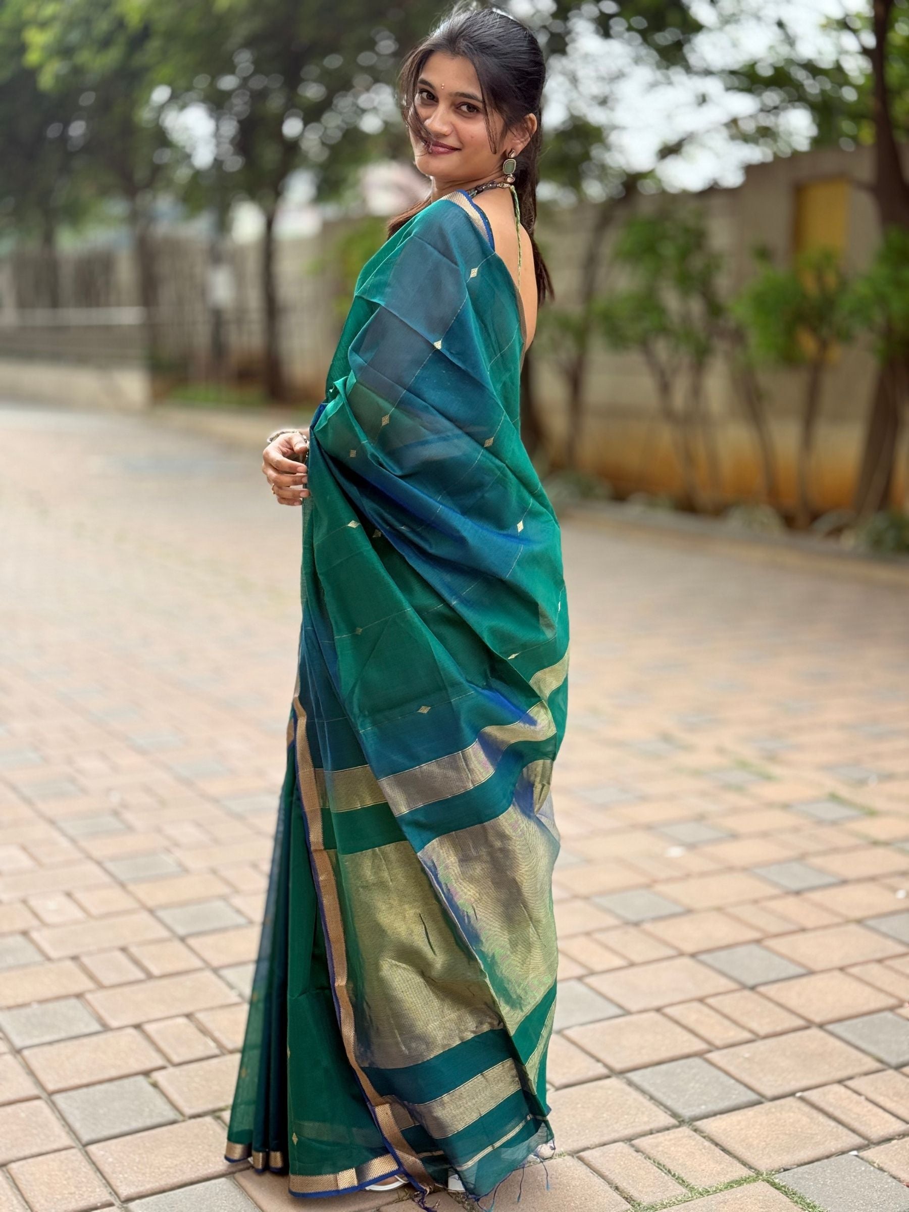 Handloom Maheshwari Silk Cotton Saree in Dual Shade Green with Zari Buttas