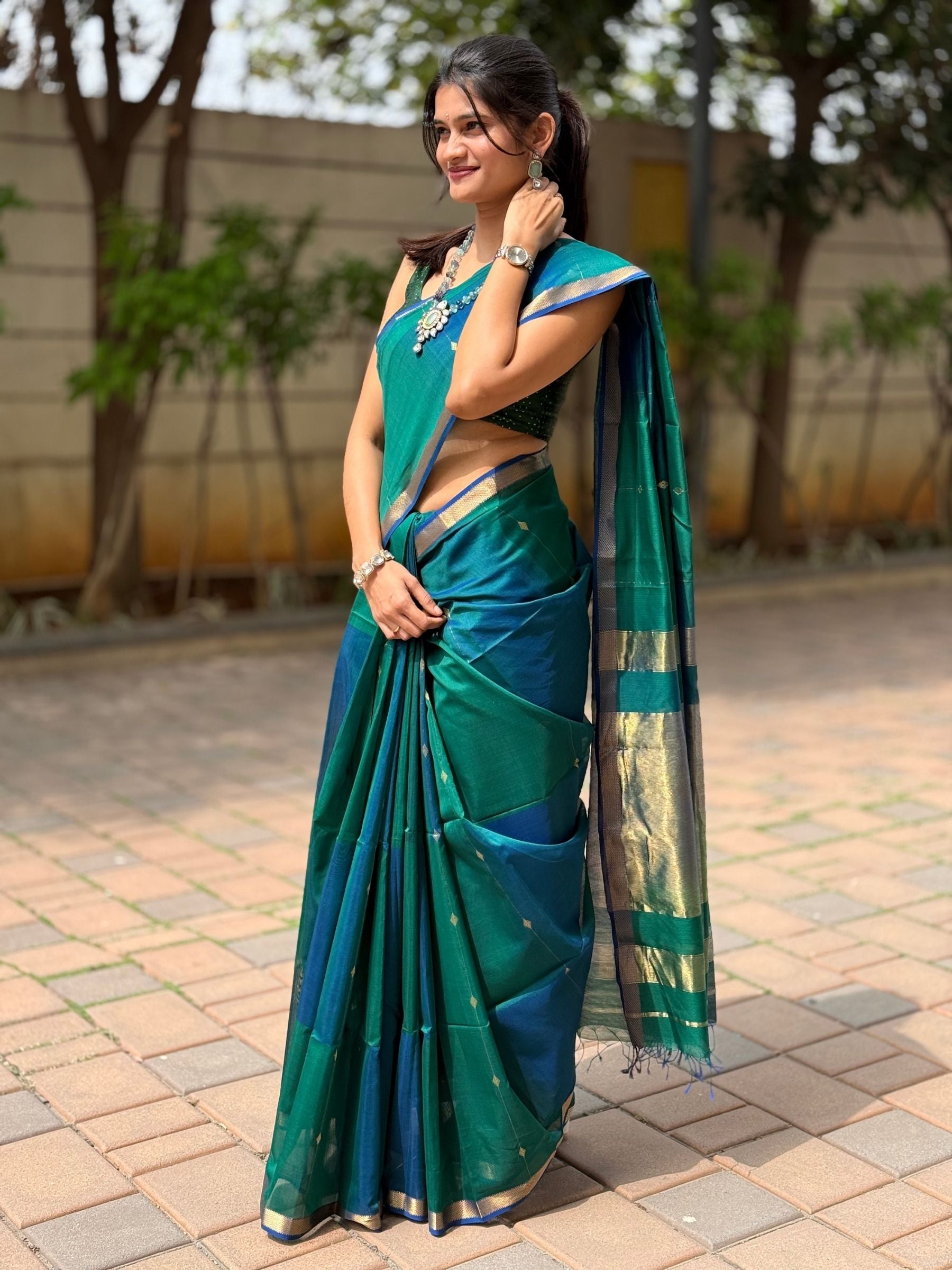 Handloom Maheshwari Silk Cotton Saree in Dual Shade Green with Zari Buttas